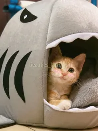 Pet Bed Cat Puppy Shark Shape Cushion Dog House Beds eller Möbler Kennel Varma husdjur Portable Supplies 1PCS1875