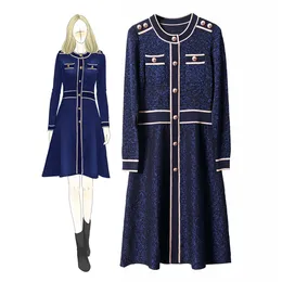 2019 Herbst Winter Blau Langarm Rundhals Kontrastfarbe Gestrickte getäfelte Knöpfe Einreihiges Kleid Freizeitkleider N149103008