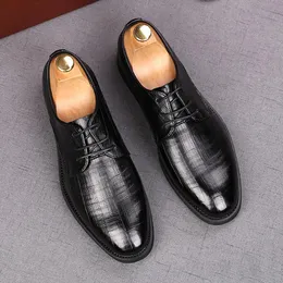 Storbritanniens designer Men's 2020 Spring Lace-up Flats Shoes Loafer Man Dress Homecoming Wedding Shoes Sapato Social Masculino