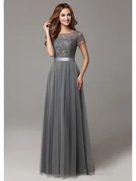 2020 Nya grå långa blygsamma brudtärna klänningar med keps ärmar spets tulle kort ärm sheer halsring formell bröllopsfest klänning verklig