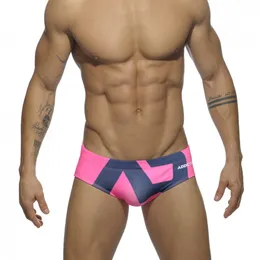 Sexiga Mens Simning Briefs Fashion Trend Män Baddräkt Underbyxor Tryckta Trunks Badkläder Baddräkt Vatten Herrkläder Natacion C1582