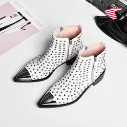 Venda Quente - 2020 Moda Novas Mulheres Sapatos de Vaca Genuíno Rebite De Couro Rebite Apotou o Toe Ankle Boots Zipper Quadrado Salto Botas das Mulheres