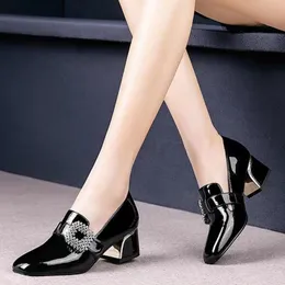 Kvinnors Patent Läder Spännpumpar Spring Woman Crystal Slip On Square Toe Chunky Heels Kvinna Fashion Ladies Dress Shoes