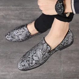 Personlighet Broderi Casual Shoes Male One Pedal Doug Shoe Taobao