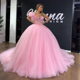 Sweetheart rosa bollklänning quinceanera klänningar med pärlor blommiga applikationer tulle prom klänning skräddarsydda söta 16 klänningar robes de soirée