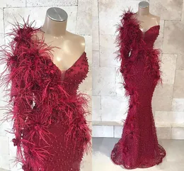Lyx päls pärlor prom klänningar burgundy aso ebi elegant satin en axel långärmad aftonklänningar för kvinnor plus storlek sjöjungfrun specialtillfälle party klänning al3453