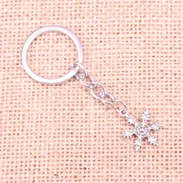 Ny nyckelring 23*17mm Snow Snowflake Pendants Diy Men Car Key Chain Ring Holder Keyring Souvenir Jewelry Gift