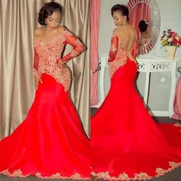 2020 Arabski Sexy Red Prom Dresses Długie Rękawy Mermaid Off The Ramię Złoto Koronkowe Aplikacje Suknie Wieczorowe Formalne Suknie Party