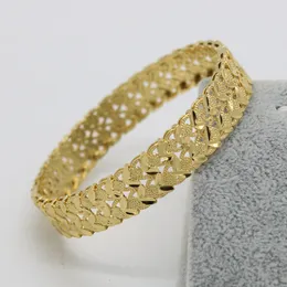 Klassisk kvinnors armring ihålig design 18 k gult guld fyllt mode armband 12 mm bred