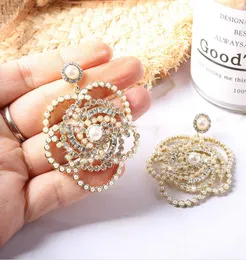 Fashion-2020 New European och American Pearl Camellia Brosch Pearl Rhinestone Queen Fan Corsage Flower Snowflake Letter Pin Samma örhänge