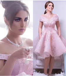 2020 Novos Vestidos de Homecoming Rosa Quente Elegante Uma Linha Off-Ombro Ruffles Curto Vestido De Prom Laço Appliqued Arábia Cocktail Vestidos