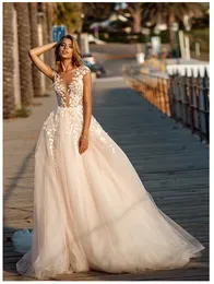 Designer Bohemain Suknie ślubne z aplikacjami Linia Illusion Lace Long Train Kościół Castal Suknie Ślubne 2020 Tanie Bridal Wedding Beach