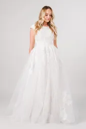 Ny ankomst A-Line Lace Tulle Modest Bridal Bröllopsklänning med Cap Sleeves Knappar Tillbaka LDS Brudklänningar Regious Konservativ Bröllopsklänning