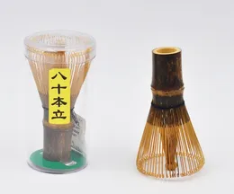 日本の竹の抹茶泡立て器緑茶粉の粉の準備のための伝統的な天然竹が準備されている