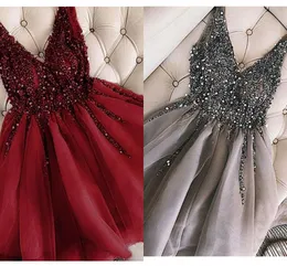 Bling Beading Crystal Homecoming Dresses 2019 V-Neck V Open Back Short Prom Klänning Formell Party Cocktail Dresses Plus Size Aftonklänningar