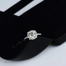 Fashion- inizio primavera nuovo elenco classico singolo rotondo con anello esterno con diamante micro-denso anello di simulazione femminile