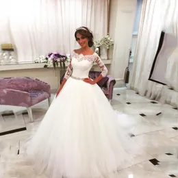 Ny 2020 Elegant 3/4 Ärmar Lace Tulle Ball Gown Wedding Dresses Crew Celebrity Vestido de Noiva Bridal Gowns Knappar Robe de Marie