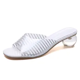 Venda quente-2019 mulheres fashion sandálias fora da palavra transparente cinto mulheres com saltos grossos crystal heels sexualsandals chinelos