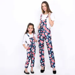 Completi per la figlia della madre Pantaloni con bretelle floreali alla moda T-shirt a maniche corte T-shirt per la mamma e per me Abbigliamento per la famiglia