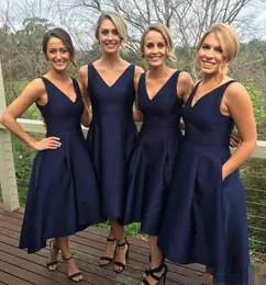 Vintage Navy Blue A Line Bridesmaid Dresses V Neck Sleeveless Plus Size High Low med fickor Maid of Honor Wedding Gästklänningar 0424