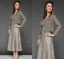 Crystal Beading Grey Mother of the Bride Dresses With Jacket Scoop Neck Chiffon Sheer Tea Längd Plus Size afton Wear Wedding Gästklänningar