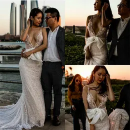 セクシーなキラキラの人魚のウェディングドレス高VネックノースリーブのフルアップリケレーススパンコールBoho Bridal Gownバックレスボウローブデマリエ