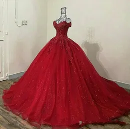 2020 Bling Темно-красные платья Quinceanera с открытыми плечами Кружева Аппликации Тюль Блестки Бальное платье Длина пола Сладкие 16 Вечерние платья выпускного вечера