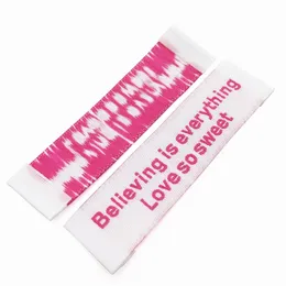 Odzież etykieta niestandardowa tkana etykieta hurtowa do tkanin 40000 sztuk różowy i biały ultradźwiękowy końcowy fałd satynowy tkany