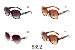 2019 varumärke fabrik pris solglasögon varmförsäljning mode märke designer solglasögon kvinnor solglasögon klassisk glasögon stor ram oculos 8892