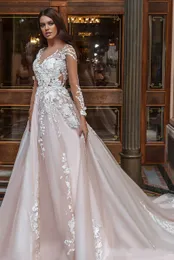 2022 Bröllopsklänning Brudklänningar Sheer Long Sleeves V Neck Embellished Lace Broderad Romantisk Princess Blush En Line Beach BC11195