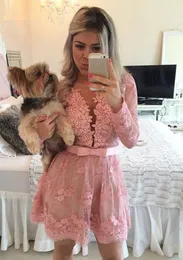 Gratis frakt Deep V Neck Pink Lace Short Homecoming klänningar Nya pärlor Applique Sexig Mini Prom Party Dresses Cheap HY1485