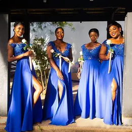 Nya afrikanska flickor Long Royal Blue Front Split A Line Bridesmaid Dresses Plus Size Custom Made Lace Appliqued Beaded Maid of Honor Gowns