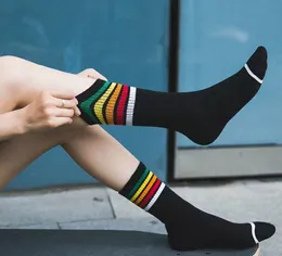 Sıradan Gökkuşağı Stripes Crew Socks Noel Presents Erkek Kadınlar Genç Hafif Olmayan Pamuklu UNISEX ÇORMASI