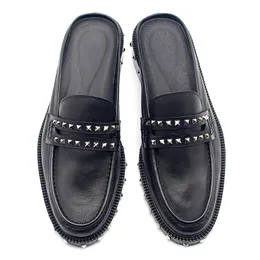 2020 Classics Black Rivet Punk Sandals Mężczyźni Slip On Slippers Oryginalne Skórzane Mokasyny Brytyjskie Letnia Sukienka Włoskie Buty Mokassin