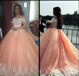 2018 Blush Różowa Suknia Balowa Quinceanera Suknie Bateau Neck Krótkie Rękawy Aplikacje Tulle Plus Size Sweet 16 Dresses Saudi Arabskie Prom Dresses