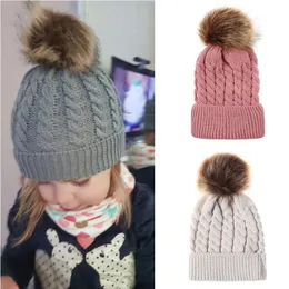 Berretti all'uncinetto per bambini Cappelli di pelliccia per bambini Cappelli lavorati a maglia intrecciati Treccia d'imitazione Palla di pelo Berretto di lana Bambini Cappello invernale caldo 9 colori Accessori M559