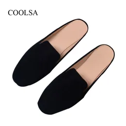 Coolsa Kvinnors sommar Flat-Bottom Outdoor Slippers Solida Suede Toe-Covered Toippers Women Mules Skor Kvinnor Sandaler Stor storlek 11