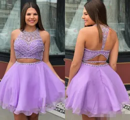 Vestidos de lavanda bonitos do baile de duas peças com pescoço de joia frisado uma linha sem costas feitos sob medida ocos vestidos de festa de formatura