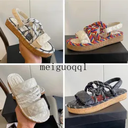 Sandales plates blanches à longues lanières et semelle crantée