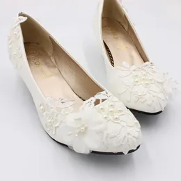 chaussures blanches petit talon