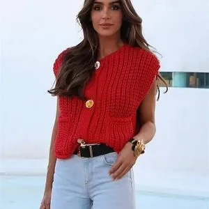 Elegant Red Knitted Cardigan Sweater: Chic Gold Button O