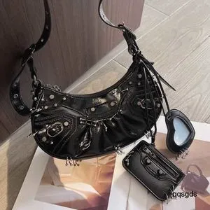 牛皮　オーダー DHgate.com:Classic Patent Leather Hobo Bag - Stylish