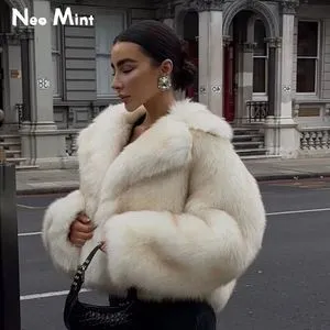 コート Faux Fur Coat in Mint Color Gucci Faux Fur Coat in Mint Color - Runway Catalog