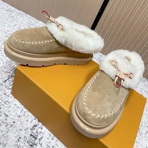 Bulk Cortina Womens Closed Snow Mules Beige Suede Calf 