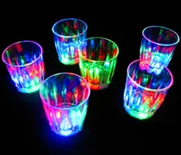Kostenloser Versand 24 teile/los LED-Cup blinkende Schnapsgläser, blinkende Tasse, LED-Schnapsbecher, blinkende kleine Tasse
