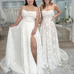 Chictes Robes De Mariée En Dentelle Courte: Robe De Mariée À