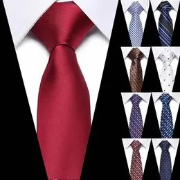 Traje negro con 2025 rosa