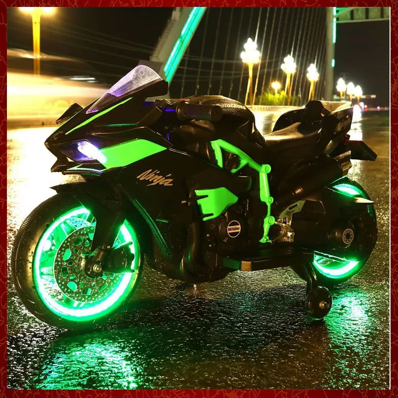 livraison homme balade scooter moto à nuit avec néon lumières