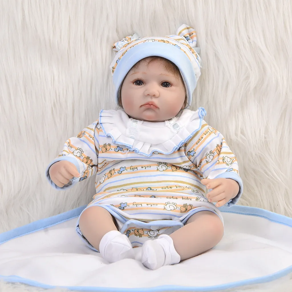 Boneca bebe reborn menino corpo de silicone roupa azul com babador