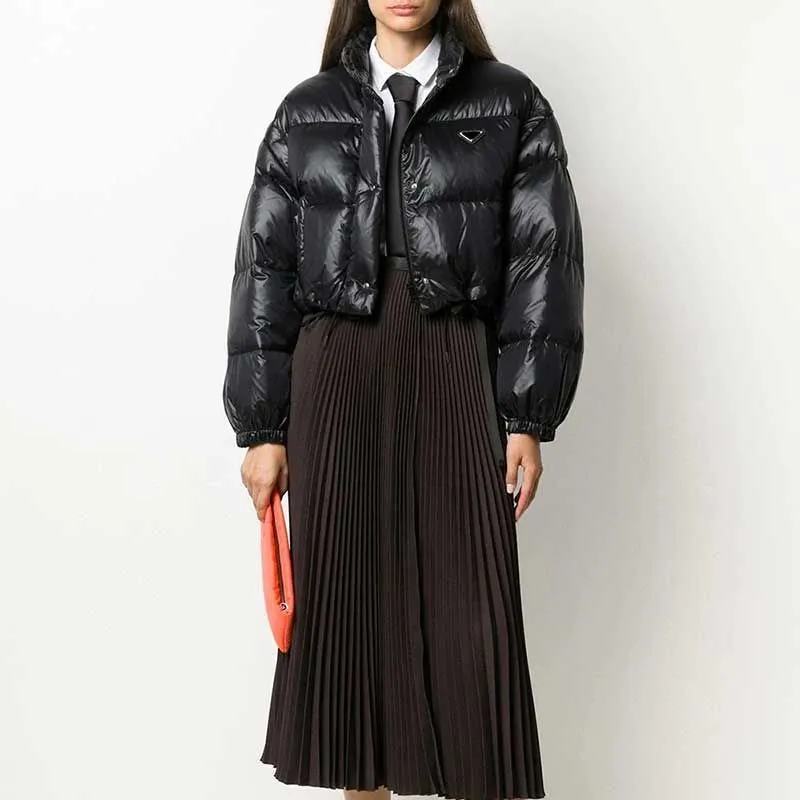 Chaqueta con capucha de marca de diseñador para mujer, chaqueta gruesa a la moda, abrigo de cuero impermeable, corto, Sexy, para invierno, 2023